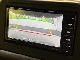 【バックカメラ】駐車時に後方がリアルタイム映像で確認できます。大型商業施設や立体駐車場での駐車時や、夜間のバック時に大活躍！運転スキルに関わらず、今や必須となった装備のひとつです！