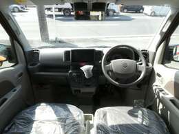 進化されたインパネ周りは、スタイリッシュかつ操作性や視認性にも優れ、飽きのこないデザインになっております！