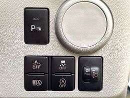 【スマートアシスト】走行中に前方の車両等を認識し、衝突しそうな時は警報とブレーキで衝突回避と被害軽減をアシスト。より安全にドライブをお楽しみいただけます。