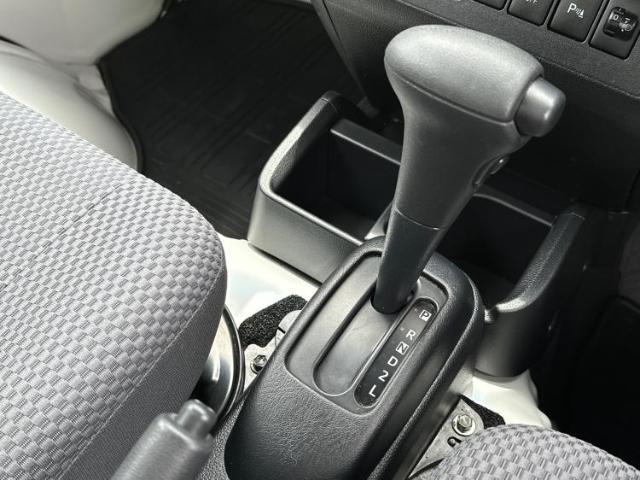 WECARSの展示場では実際に見て、触ってお車をお選びいただけます！知識の豊富な営業スタッフが様々なカーライフをご提案いたします！