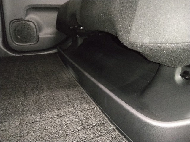 後席の下に収納スペースがあるので、傘や靴などもすっきりとしまえます！