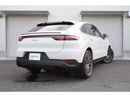 外装色はキャララホワイトメタリックです。