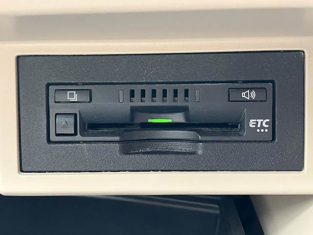 【ビルトインETC】で高速道路もスムーズに乗り降り可能で、ご納車直後からの遠距離ドライブも可能です。