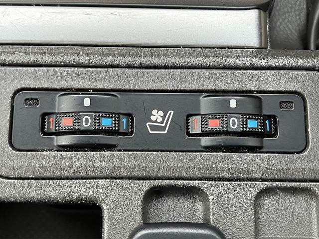 あったら便利機能の【シートヒーター】を前席左右にそれぞれ装備してます。冬場はエアコンの温度設定を低めにでき、身体の芯からポカポカになります。