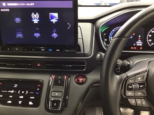 ホンダ純正メモリーナビ搭載なので、遠方へのドライブもお任せ下さい！ステアリング左手側にオーディオ関連のコントロールスイッチを配置しています。操作時は視線を逸らすことなく運転に集中できます