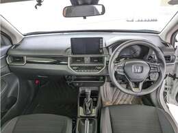 ブラックで統一されたシックなデザイン。ピアノブラック調のパネルがアクセントになっています。