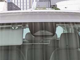 前方の車両等障害物を認識し、追突の危険性が高まったら音や警告灯などで警告し、さらに危険性が高まると自動的にブレーキが作動して衝突回避と被害軽減をアシスト。