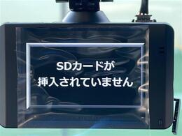 【エマージェンシーブレーキ】前方の状況をチェックし、車両や歩行者との衝突を回避したり、衝突による被害を低減するための技術です。