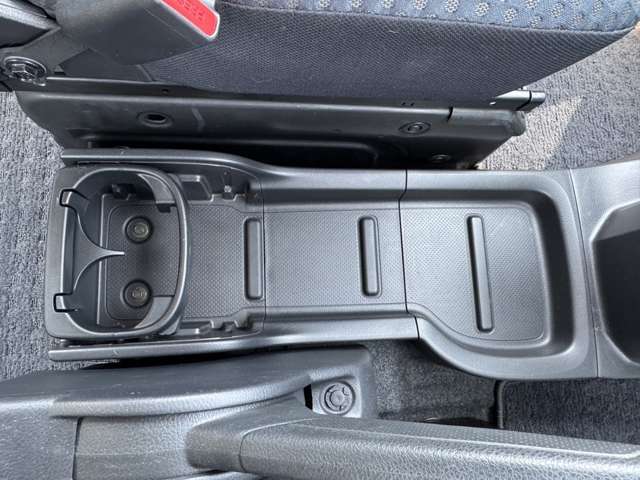 運転席と助手席の間にあるセンターコンソールトレイ★カバンなどの荷物も置いておけます★