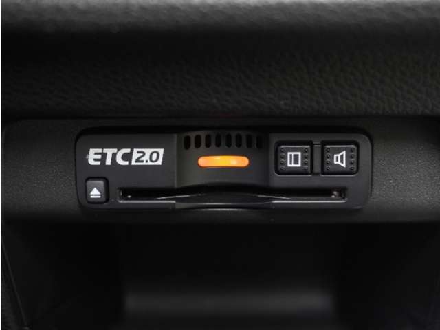 ◆ETC2.0装着◆進化したドライブ体験。料金収受システムだけだったETCが生まれ変わって、高速道路を賢く使うETC2.0に進化しました。多彩な情報サービスが便利で快適なドライブ体験を提供します。