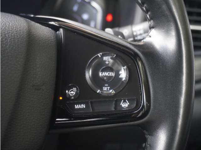 【アダプティブクルーズコントロール】予め設定した車速内でクルマが自動的に加減速。前走車との適切な車間距離を維持しながら追従走行します。【LKAS】車線維持支援システムでステアリング操作を支援。
