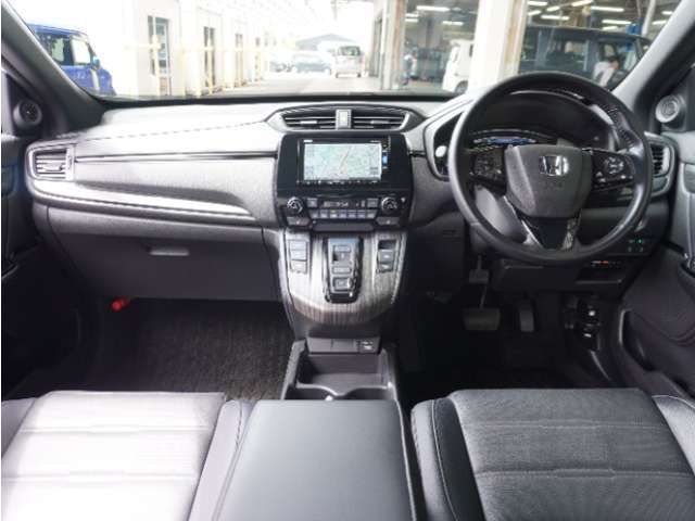 視界広々で非常に運転しやすくロングドライブでも疲れを感じさせないすっきりとまとまったインパネ周りです。