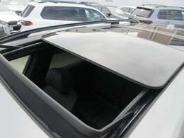 パノラマガラスサンルーフ付きで解放感申し分ありません。