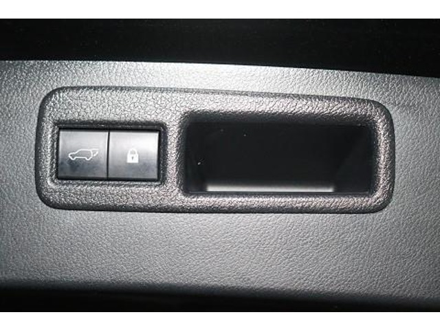 このボタンを押すと、トランク（バックドア）を電動で開閉できます。