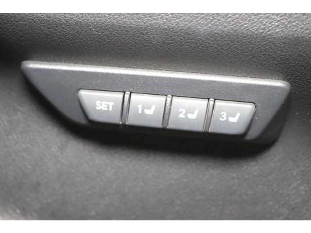 シートメモリー機能。シート位置を記憶させるとワンタッチで、設定したシート位置に可動します。