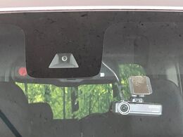 【インテリジェントエマージェンシーブレーキ】フロントカメラで前方の車両や歩行者を検知。衝突しそうな時は衝突被害軽減ブレーキが作動、衝突回避をサポート。より安全にドライブをお楽しみいただけます。