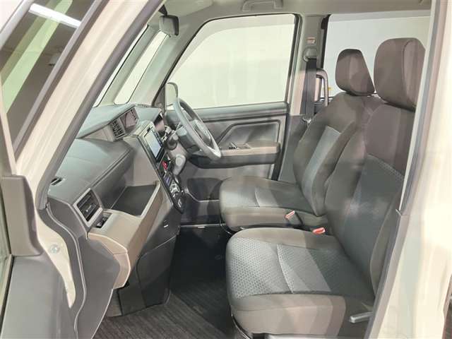 助手席側からの内装画像です。