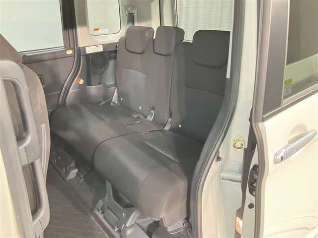 広々とした後部座席です♪気になるキズや汚れなどなく良好な状態です。