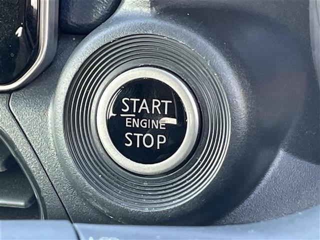 【スマートキー】＆【プッシュスタートボタン】鍵を挿さずにポケットに入れたまま鍵の開閉、エンジンの始動まで行えます。