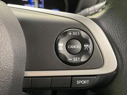 【レーダークルーズコントロール】高速道路での長距離走行が楽に！！自動で速度を保つクルーズコントロールが、衝突軽減システムと連携し、前方の車両を感知して車間を保つように速度調節してくれます！！