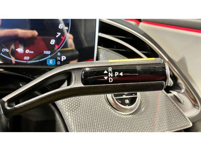 メルセデス・ベンツはドイツ本国シュツットガルト近郊でのメルセデス自車が関わった重大事故を、40年以上に亘って調査しています。エアバッグやシートベルトテンショナーは、この調査の結果生み出されました。