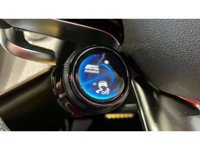 ウィンカー内蔵ドアミラーを開発したのは『メルセデス・ベンツ』です。他車からの視認性が高まり、事故の可能性を低減させています。更に、点灯部分はドライバーの視界に入らないように設計されています。