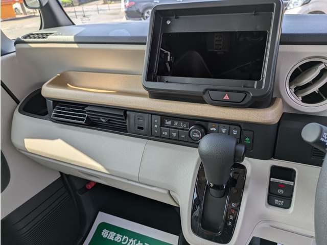 オートエアコン標準装備です。簡単操作で車内が設定した温度になるまで風量、吹き出し口を自動的に調整してくれます。いつでも快適な運転が楽しめます。