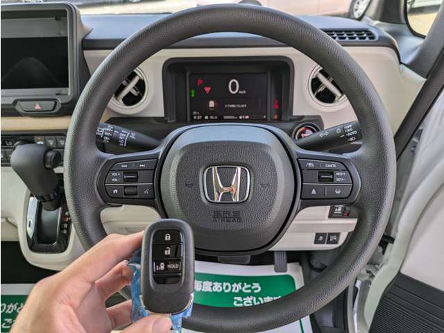 スマートキー標準装備です。車に近づいてリクエストスイッチを押せばドアの開閉ができます。更にエンジンの始動もカギを挿さずに出来ます。防犯面でも安心に繋がります。