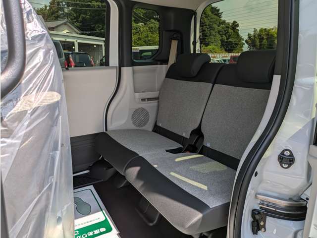 リアシートは分割式になります。ワンタッチでフラットにも出来ますのでお荷物が多い時等はフルフラットにして積む事も可能です。