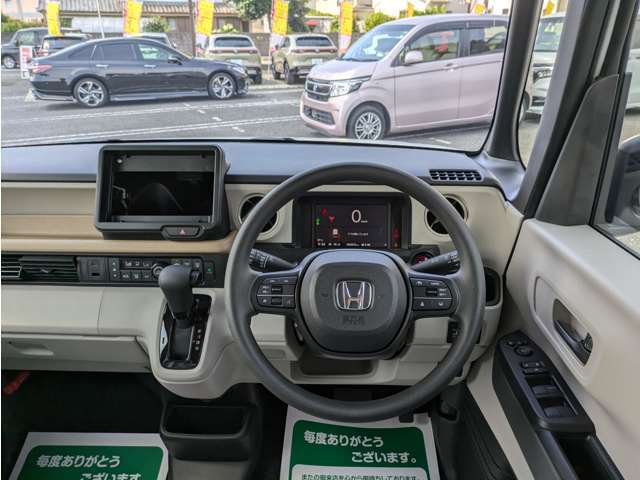 ☆ステアリングホイール☆手にしっくりくる握り心地で滑りにくく運転も快適です！