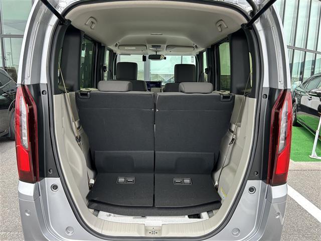 【トランク】積み込みやすくて、たっぷり積める荷室です。シートアレンジできるものは、乗車人数と荷物の量や大きさによってシートを動かすことができるので、より快適なドライブが可能です！