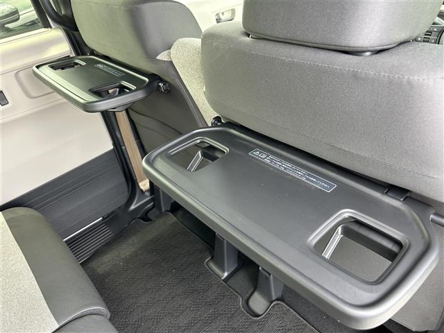 【ドリンクホルダー】長時間のドライブを快適に過ごすために、必須の車内アイテムですね。