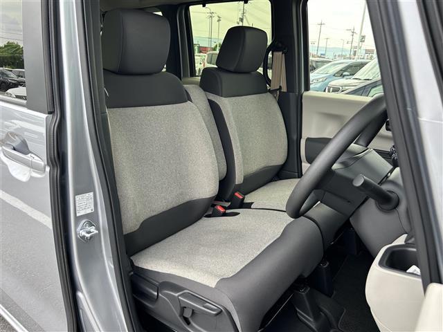 【運転席】座り心地が良いシートなので長時間の運転でも快適にお過ごしいただけます。新品のフロアマットのご注文も可能です。掲載箇所以外にご希望の写真がございましたらお気軽にお問い合わせ下さい。