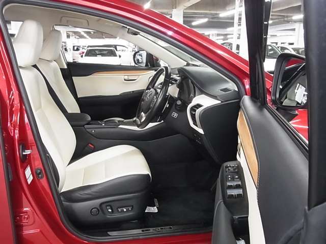 当社販売担当者、仕入担当者、リフトに持ち上げ車検検査員による下廻りチェックをクリアした高品質車を展示しております。