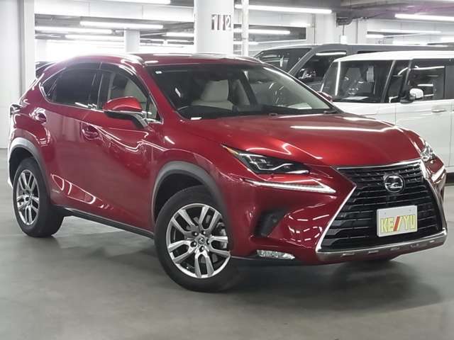 雨が降ってもゆったりと車選びができる全天候型立体展示場！エスカレーター完備！