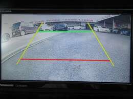 バックが苦手な方は必見！ライン表示付きのバックモニターが障害物を映し出してくれます！