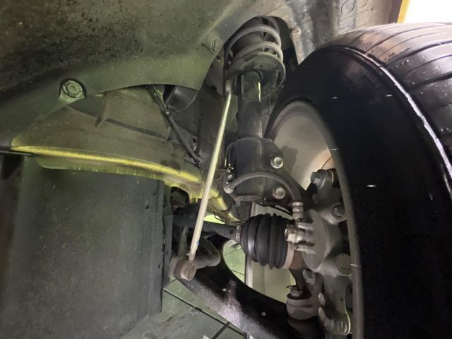 お車を安心してお乗りいただく為には、足回りの定期点検が欠かせません。サービスサポート（有償保証）では無料点検もご提供しており、安心のカーライフをお過ごしいただけるサポート体制が整っています。