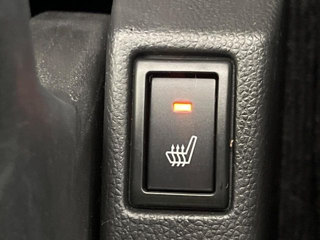【シートヒーター】寒い日に重宝するシートヒーター！エアコンより早く温まってくれるので寒がりの人も安心ですね♪エアコンの温風は乾燥するから苦手、という方にもをおすすめです。