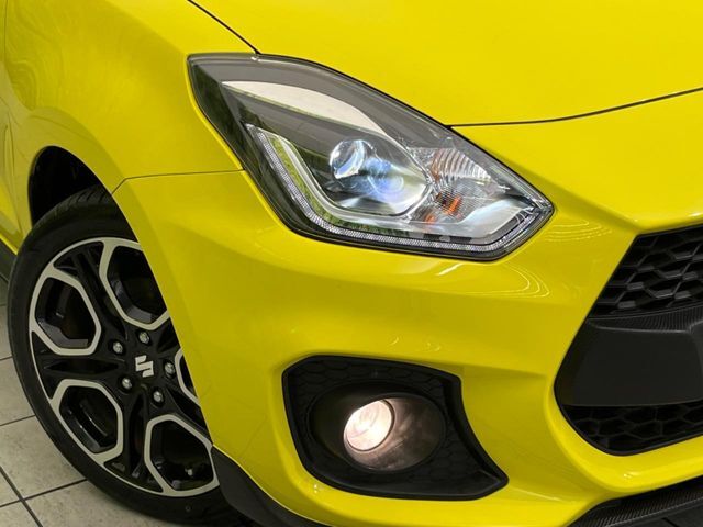 【LEDヘッドライト】悪天候や夜間走行時も良好な視界を確保し安心して運転できる高輝度LEDヘッドライトを装備！点灯速度が早く、消費電力も抑えられています。