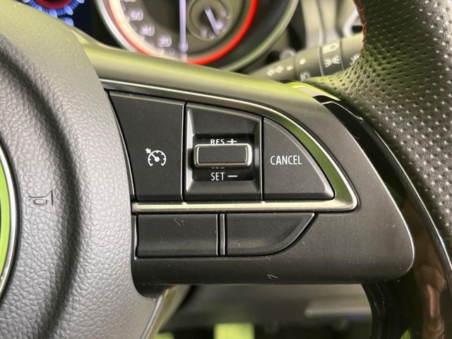 【クルーズコントロール】高速道路もラクラク走行。アクセルを離しても一定速度で走行ができ、長距離運転時の負担を軽減！加速・減速も簡単なスイッチ操作で調整できます。