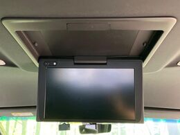 【フリップダウンモニター】大画面モニターで後席でもエンタメをお楽しみいただけます。小さなお子様にも大人気の装備です♪