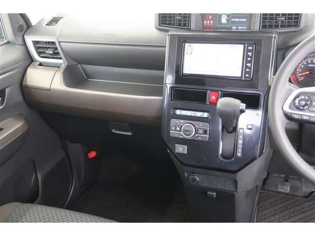 【まるまるクリーニング】内装工程では、中古車を気持ちよくお乗りいただけるよう清掃しております。シートの洗浄はもちろん、ニオイの元となるフロアカーペットまで洗浄・消臭を実施。