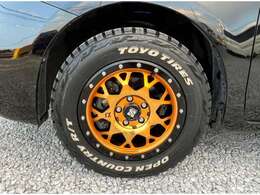 カスタムホイール×TOYO OPEN COUNTRYタイヤ！　ゴールド系のアルミホイールが足元を引き締め、オフロード感を演出。　ホワイトレター入りでワイルドな印象も強化！