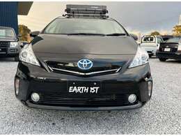 ルーフキャリア（CURT製）装備！　アウトドアギアや大型荷物の積載に大活躍。　ルーフ上に余裕があるので、キャンプや車中泊にも◎