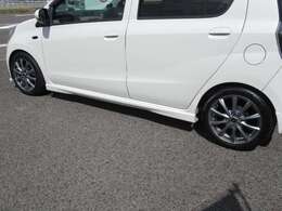 エスペリア製ダウンサスでローダウンし、アルミは社外15インチに変更しました。足元もお洒落に決まっています！有名メーカサスで乗り心地も悪くありません。