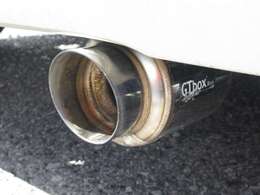 柿本製のGTBOXマフラーを取付け済み。スポーティーな見た目で、低音サウンドで上品な音量です。