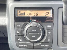 【オートエアコン】一度お好みの温度に設定すれば、車内の温度を検知し風量や温度を自動で調整。暑い…寒い…と何度もスイッチ操作をする必要はありません。快適な車内空間には必須の機能ですね♪