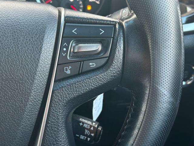 【　クルーズコントロール　】高速道路で便利なクルーズコントロールも装着済み。アクセルを離しても一定速度で走行ができる装備です。加速減速もスイッチ操作でOKです。