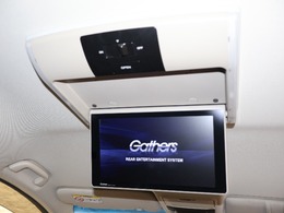 後席モニター付き！後部座席の人はドライブ中も映像を楽しむことができるため、長時間のドライブでも飽きることなく快適な移動時間を過ごせます！