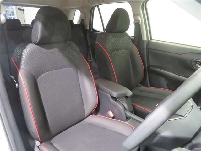 「まるごとクリーニング」施工済み！　運転席・助手席シートは取り外して洗浄しています。